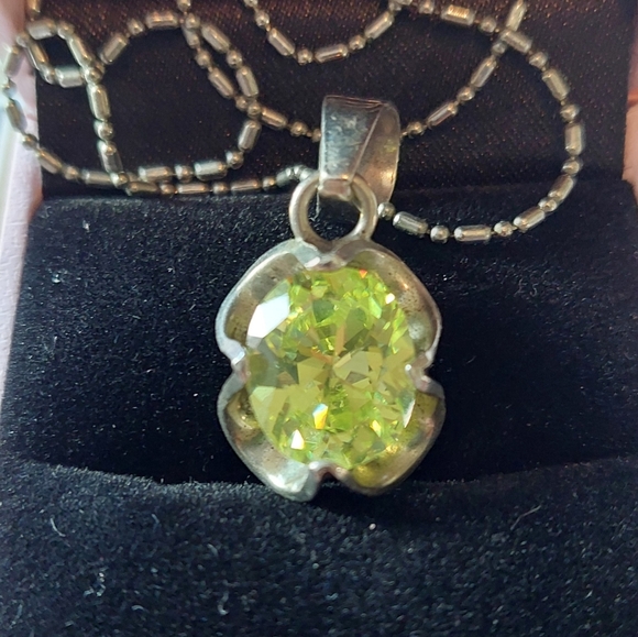 None Jewelry - Pendant, Peridot on a 925 silver setting